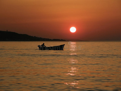 夏日夕阳中的小船图片