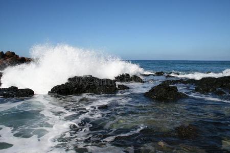 夏威夷莫洛凯海岸的太平洋波浪