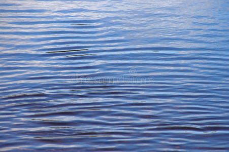 湖水涟漪图片