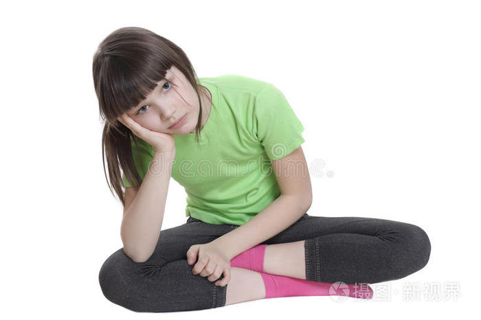 那个盘腿蹲着的小女孩