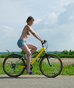 女孩骑自行车
