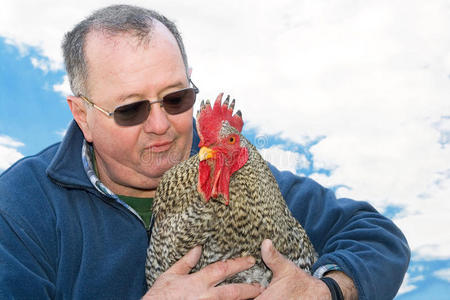 抱着公鸡的人照片
