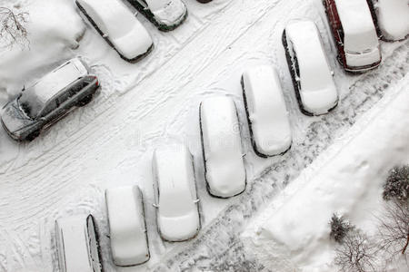 大雪覆盖的汽车