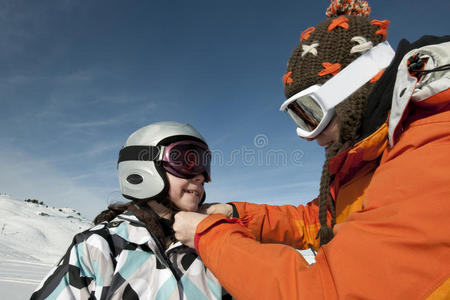儿童滑雪和安全帽图片