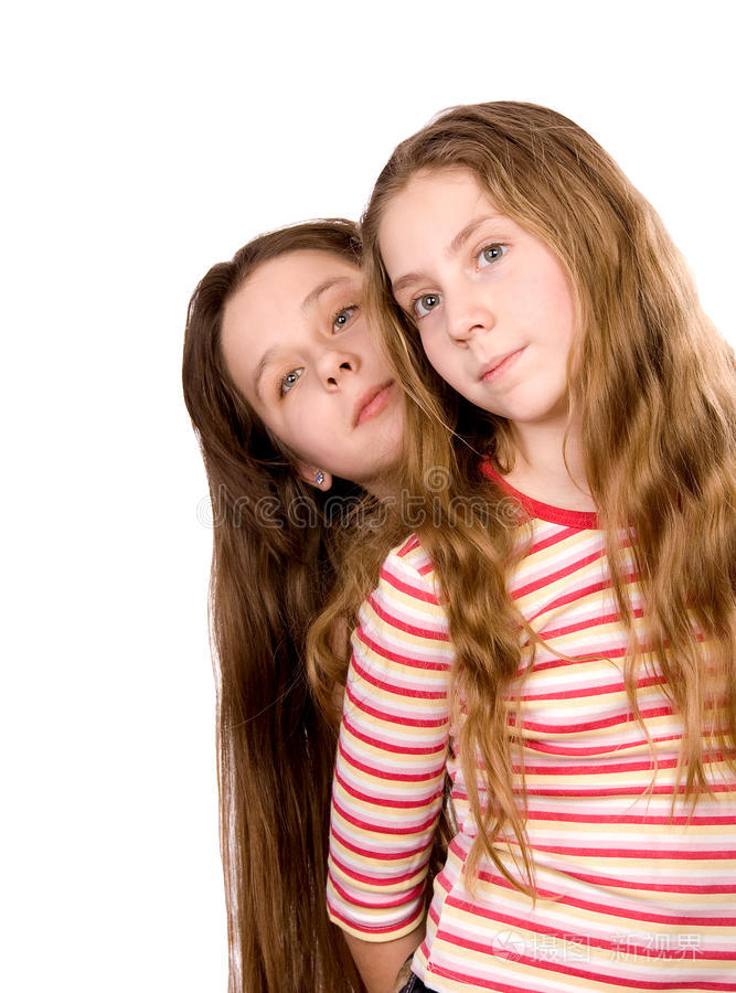 两个漂亮的女孩孤零零地站在白色的