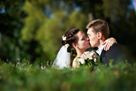 浪漫的吻新郎新娘图片