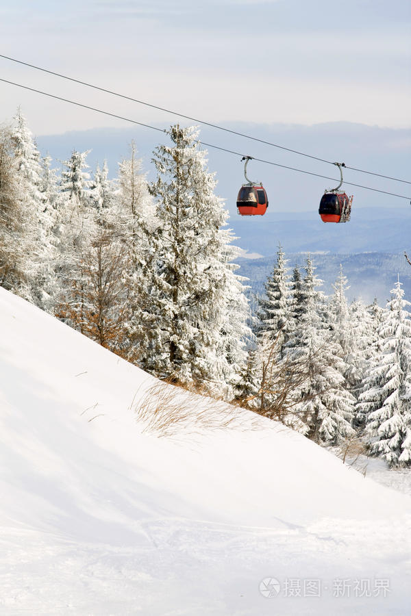 红色滑雪缆车。