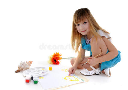 漂亮的金发女孩在画画