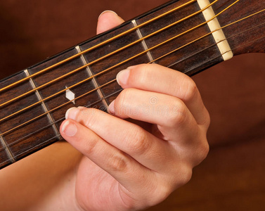 女子手学吉他和弦