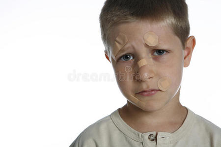 超萌小男孩头像脸上带创可贴的小男孩照片