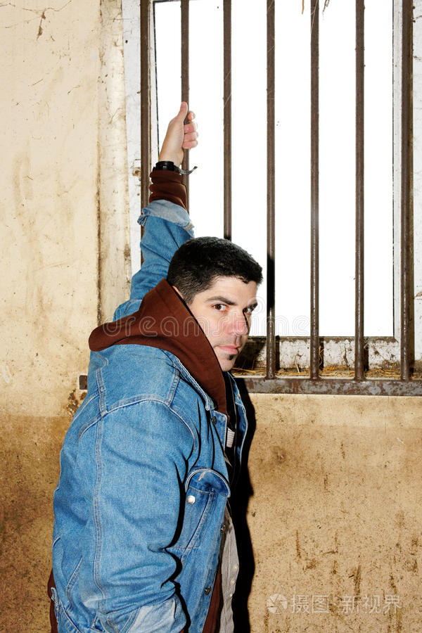 下载小样发票合同问题/举报选择反叛在监狱里欺负人发疯囚犯靠墙凶手