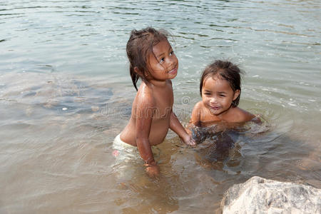 亚洲河亚洲的孩子们在河里游泳照片