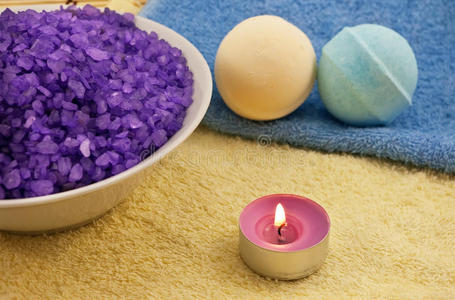 带蜡烛和浴球的紫罗兰盐