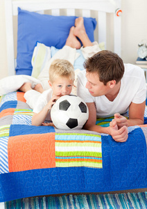 男孩和他父亲在看足球赛