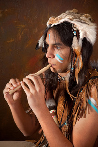 个风笛手吹笛美丽的森林仙女与仙女吹笛藏族女孩吹笛山苍子或尾的胡椒