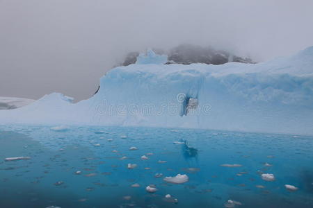 薄雾中的冰山图片