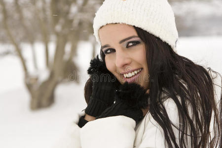 手放在脸上的雪地女子