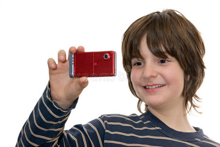 快乐的孩子用手机拍照