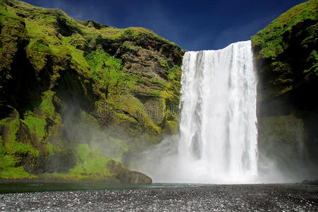 索契,俄罗斯阳光下的丛林瀑布瀑布抽象陶甘诺克