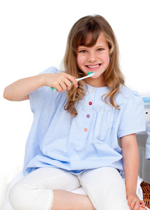 小女孩刷牙的画像
