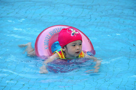 亚洲女孩学游泳