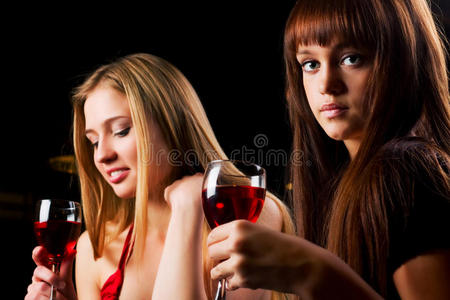 酒吧里的两个年轻女人。