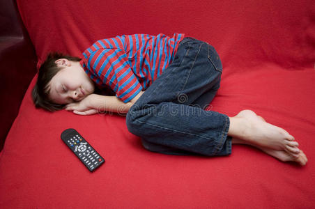 在电视机前睡着的男孩图片