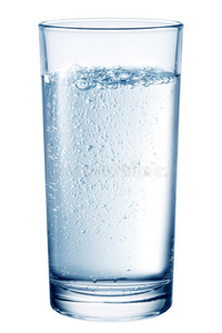 水杯木桌上装有水的杯子和瓶子装满玻璃和轻敲水.现代的水龙头和淹没.