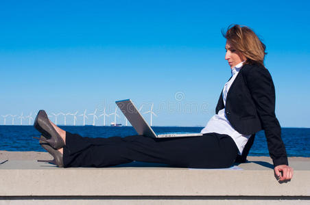 商务女性用笔记本电脑放松