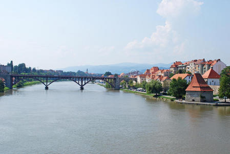 德拉瓦河在斯洛文尼亚镇马里博尔