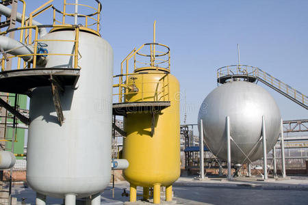 储气罐储气罐安特卫普港口炼油厂和储气罐夕阳背景下石