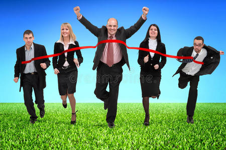 商务领域商务人士越过终点线照片