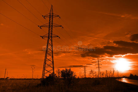 太阳和电力日落时的电线塔