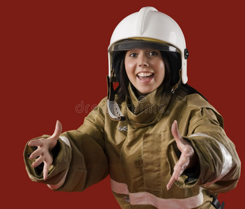 穿消防员制服的女孩