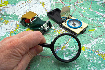 地图指南针和放大镜