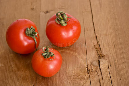 木桌上的西红柿