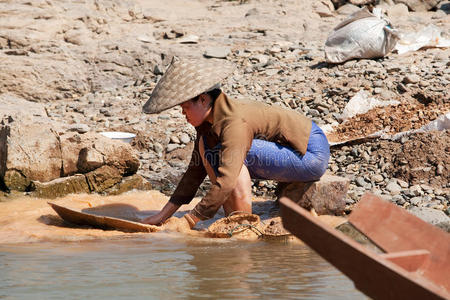 金河酸奶在河里淘金照片