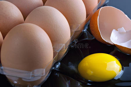 盘子里的棕色鸡蛋和破裂的鸡蛋