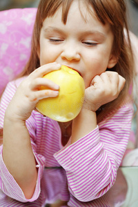 小孩吃苹果