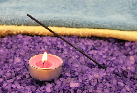 紫盐配蜡烛和木棒