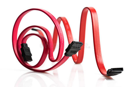 两条红色的sata电缆