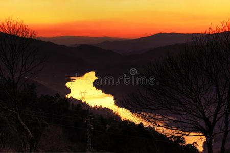 夕阳下的金色河流图片