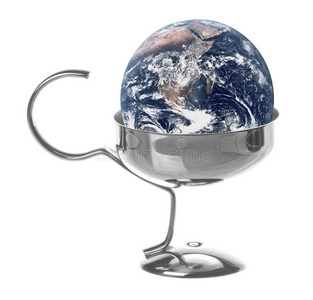 地球与不锈钢酒杯隔离图片