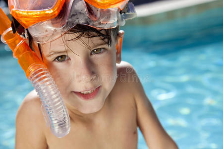 游泳池里戴着护目镜和浮潜管的男孩