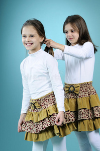 白双胞胎姐妹织发图片