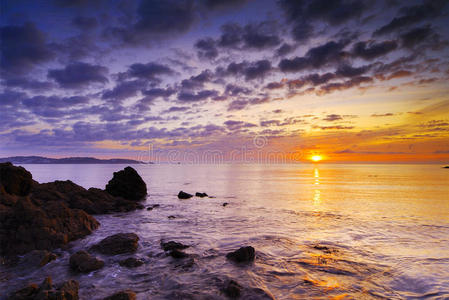 日出时的盐场湾图片