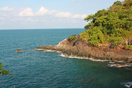 多石多林的海岸