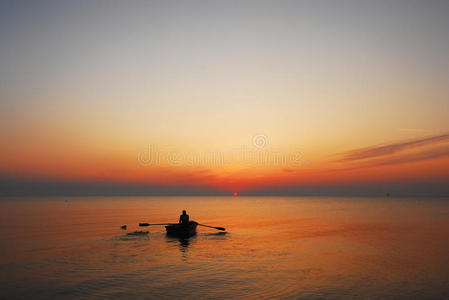 亚速海日出。