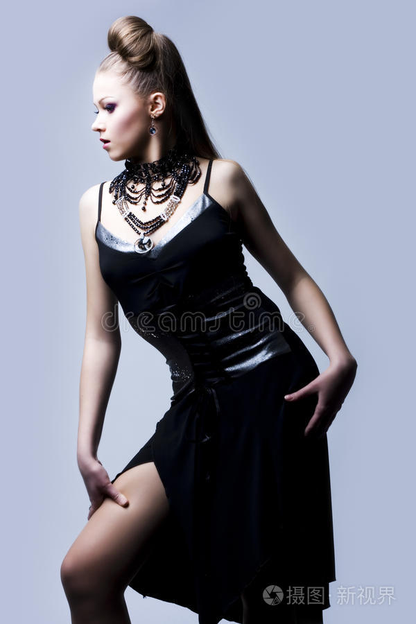 喜欢穿黑色衣服的女人特征 喜欢穿黑色衣服的女人-第2张图片-潮百科