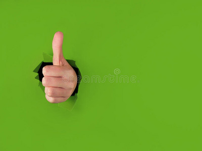 竖起大拇指在绿皮书上打孔